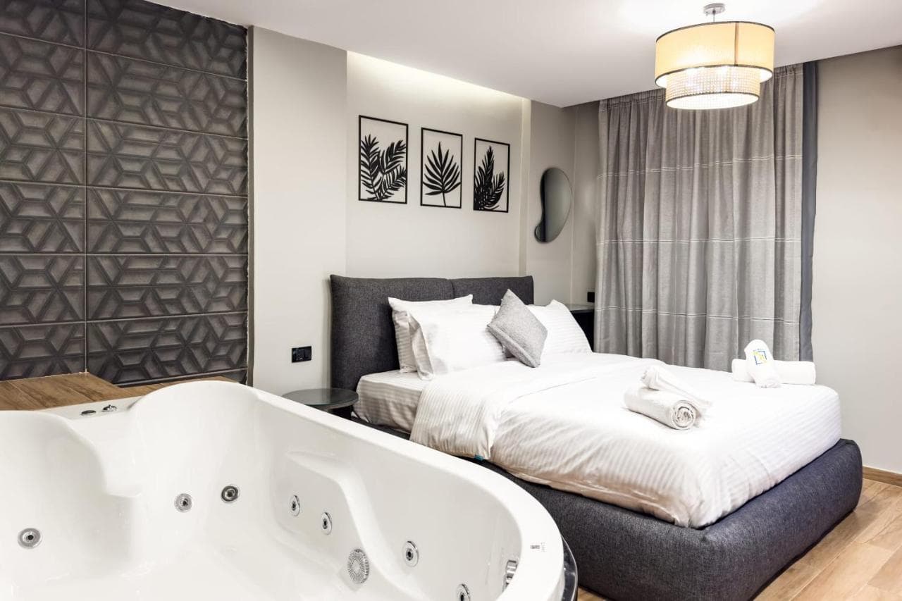 The 1BDR Slate Space w Jacuzzi