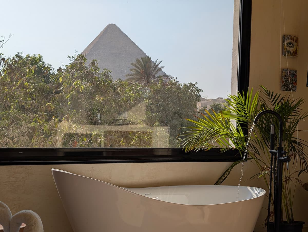 Artistic Home Retreat | Pyramids View & Hot Tub