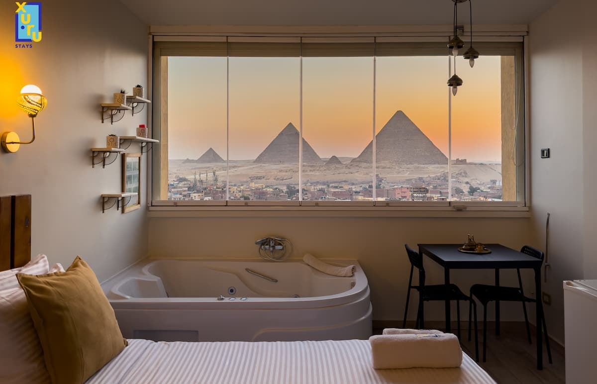 Jacuzzi Studio By The Historic Pyramids (Apt.1)