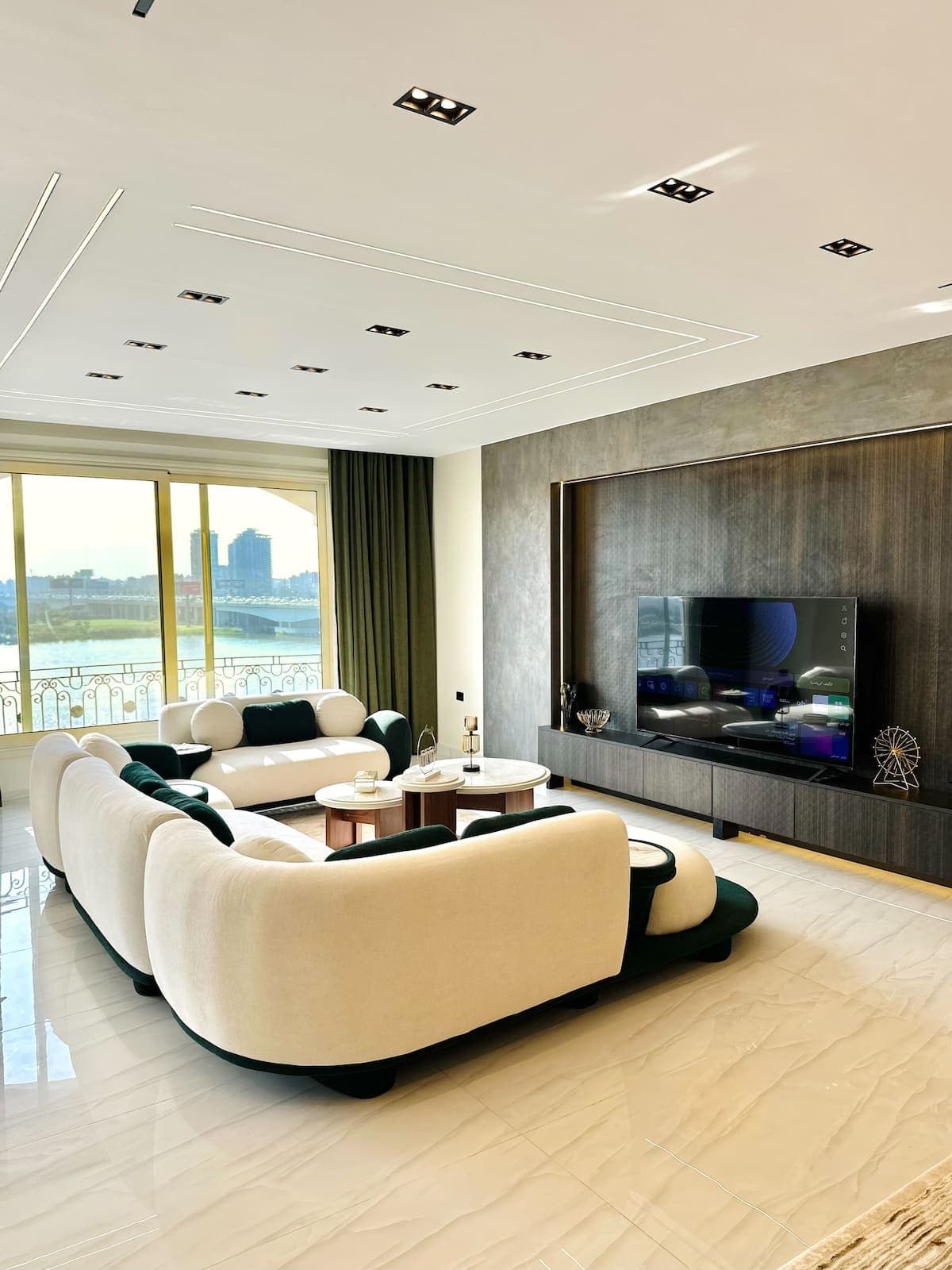 Luxury 3 Master Bedrooms Nile& Pyramids open View