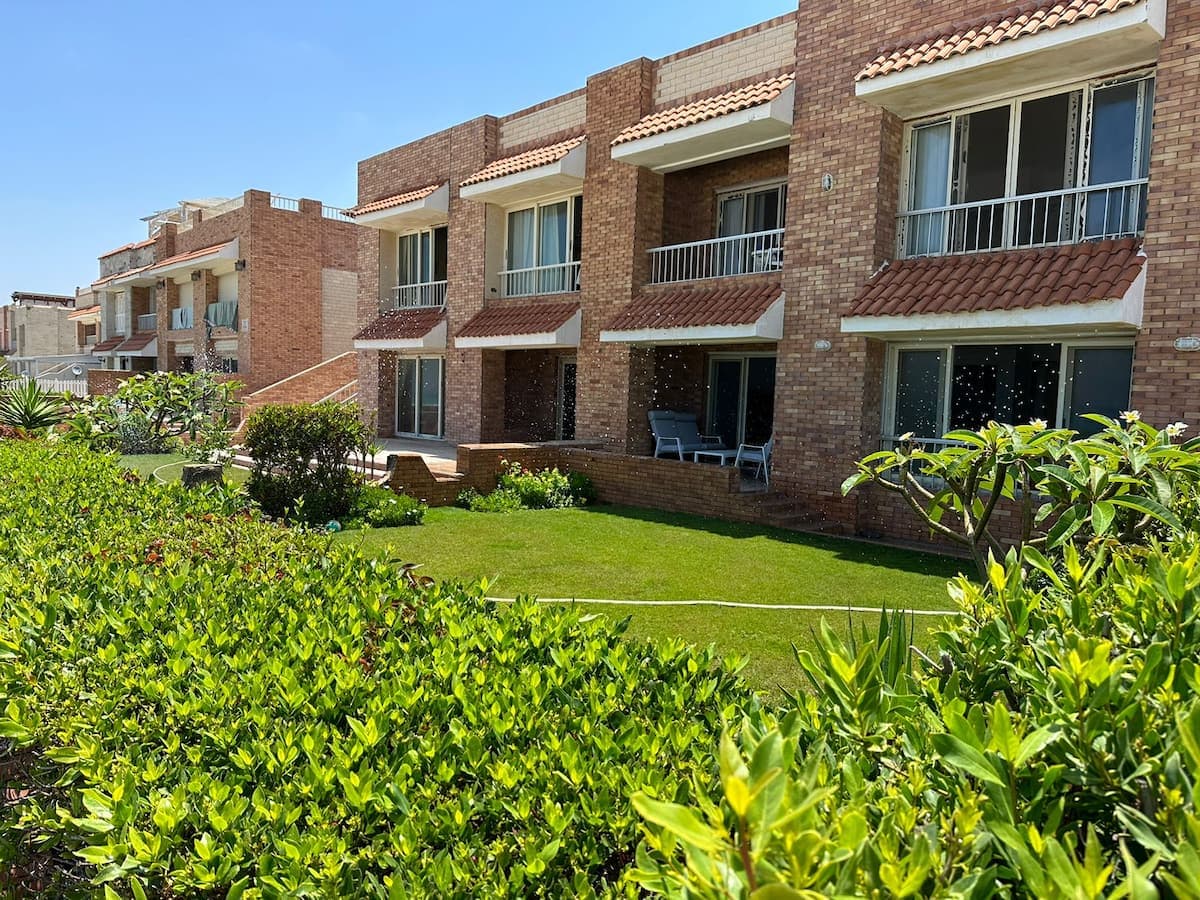 Sea-front Bliss: Your Tranquil Retreat in Zomoroda