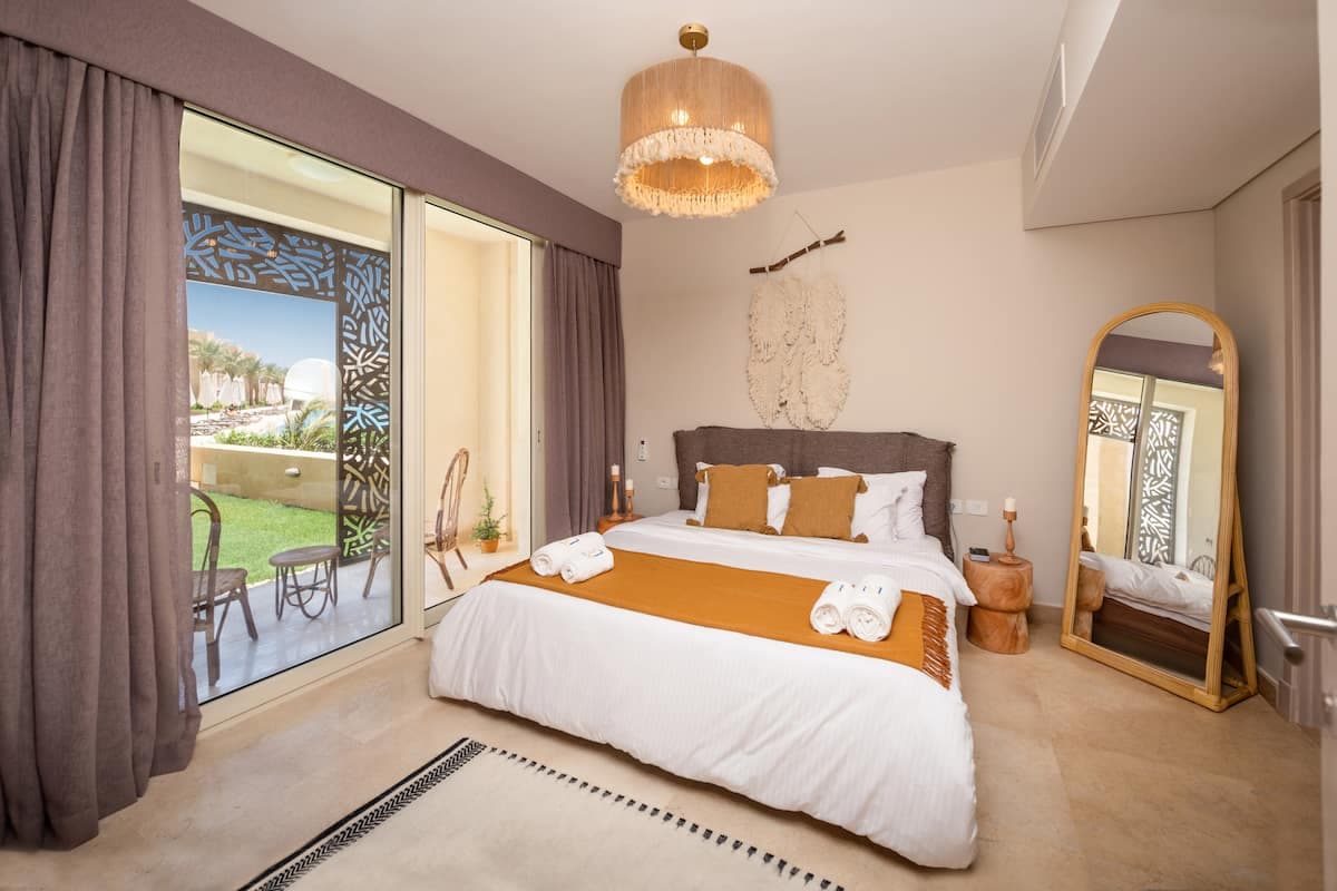 Secluded & Bespoke 1 BDR Apt with Pool View & Beach access